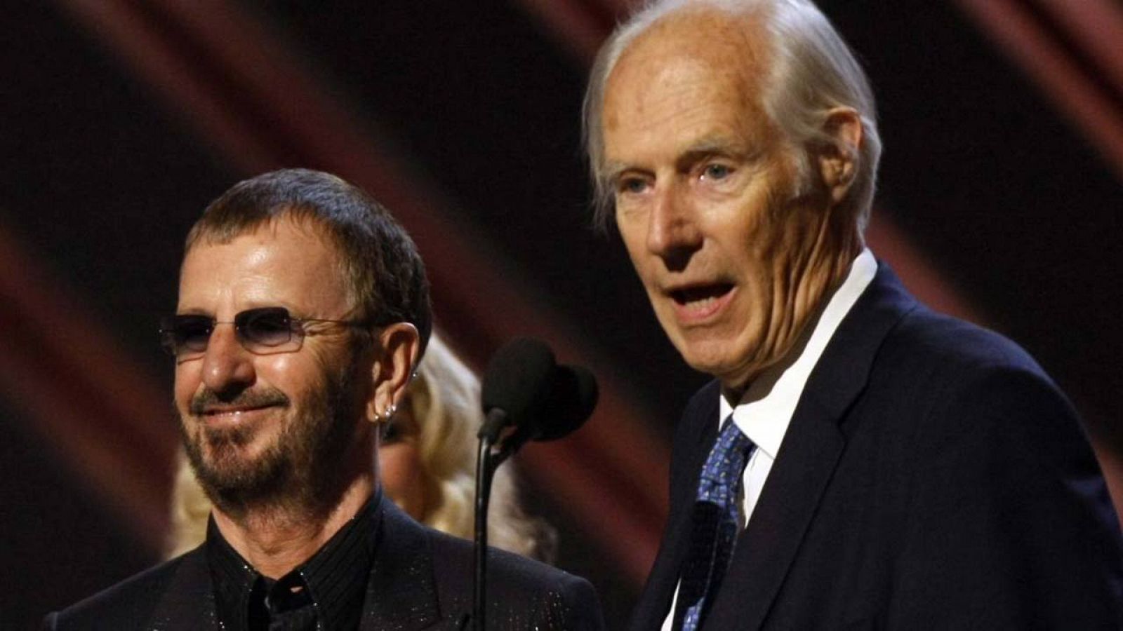 El productor musical George Martin junto al 'beatle' Ringo Starr al recoger un premio Grammy a la mejor recopilación de una banda sonora en febrero de 2008