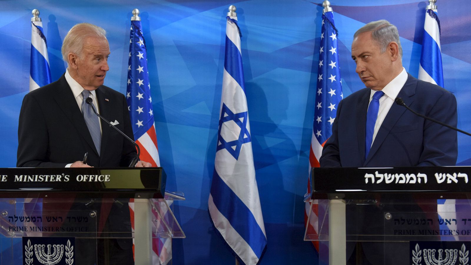 El primer minsitro israelí, Benjamín Netanyahu, y el vicepresidente de EEUU, Joe Biden, ofrecen una rueda de prensa conjunta en la sede de la jefatura del Gobierno en Jerusalén