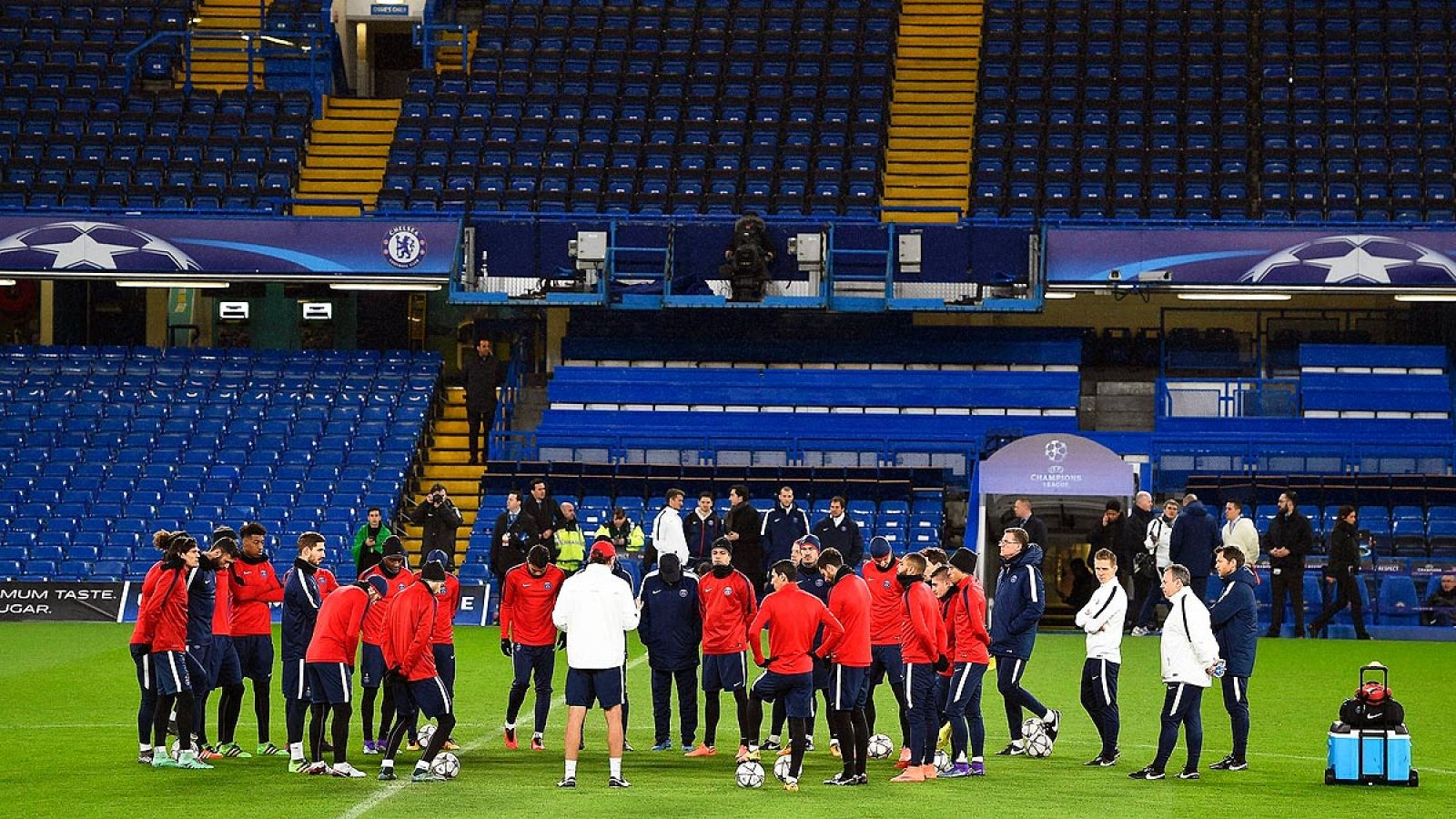 El PSG entrena en el campo londinense Stamford Bridge