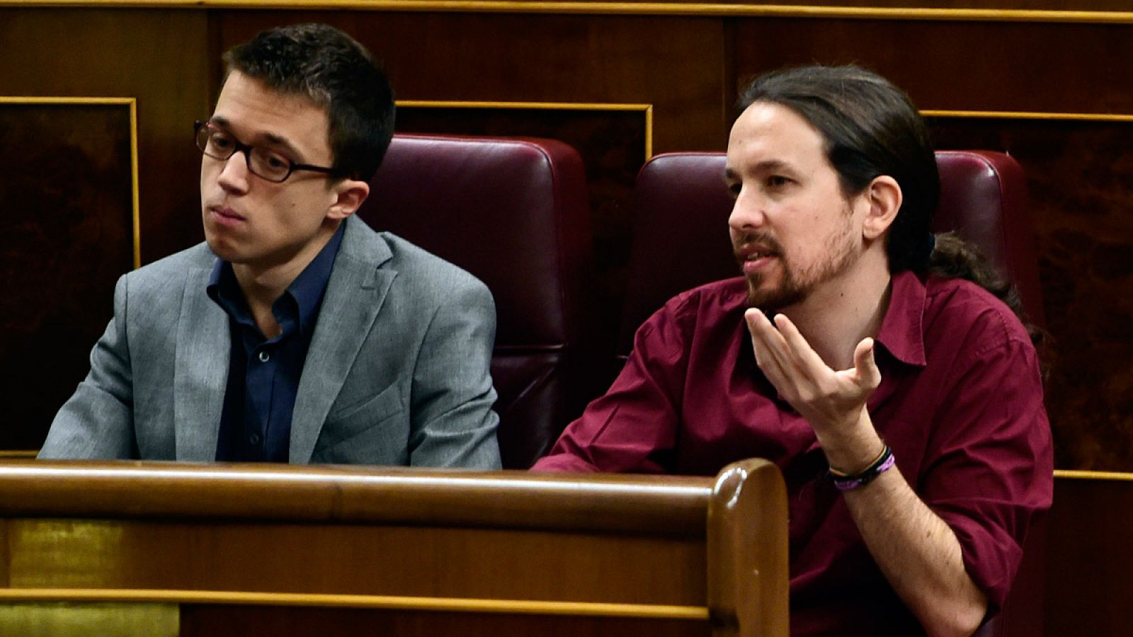 El líder de Podemos, Pablo Iglesias, con el portavoz en el Congreso y número dos del partido, Iñigo Errejón, en el debate de investidura de Pedro Sánchez