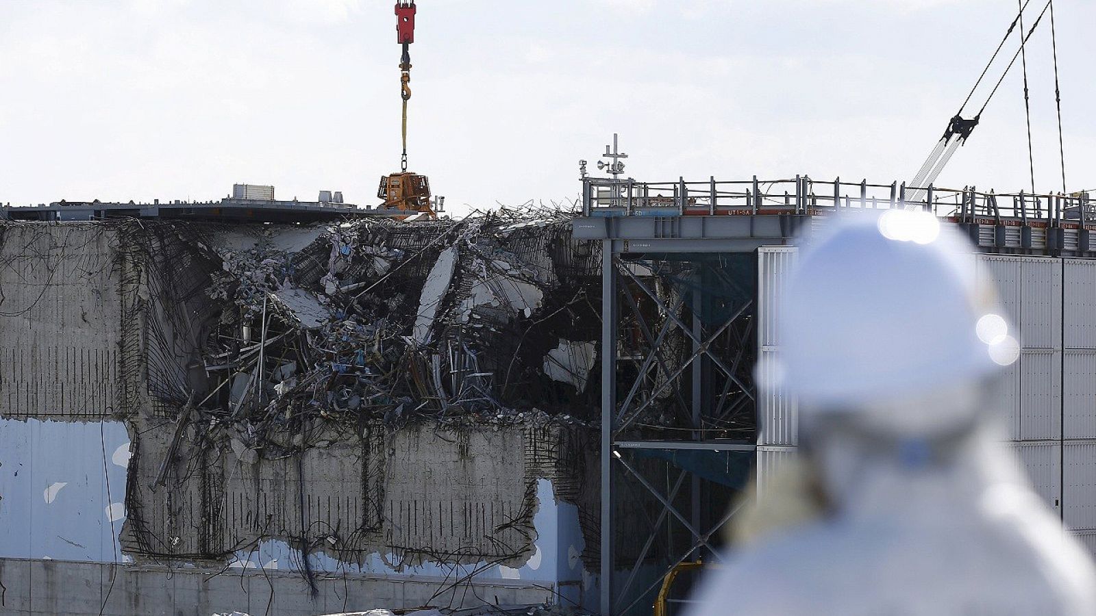 Imagen del reactor número 3 de la central de Fukushima Daiichi (Japón) dañado tras el terremoto y posterior tsunami. REUTERS/Toru Hanai/Files