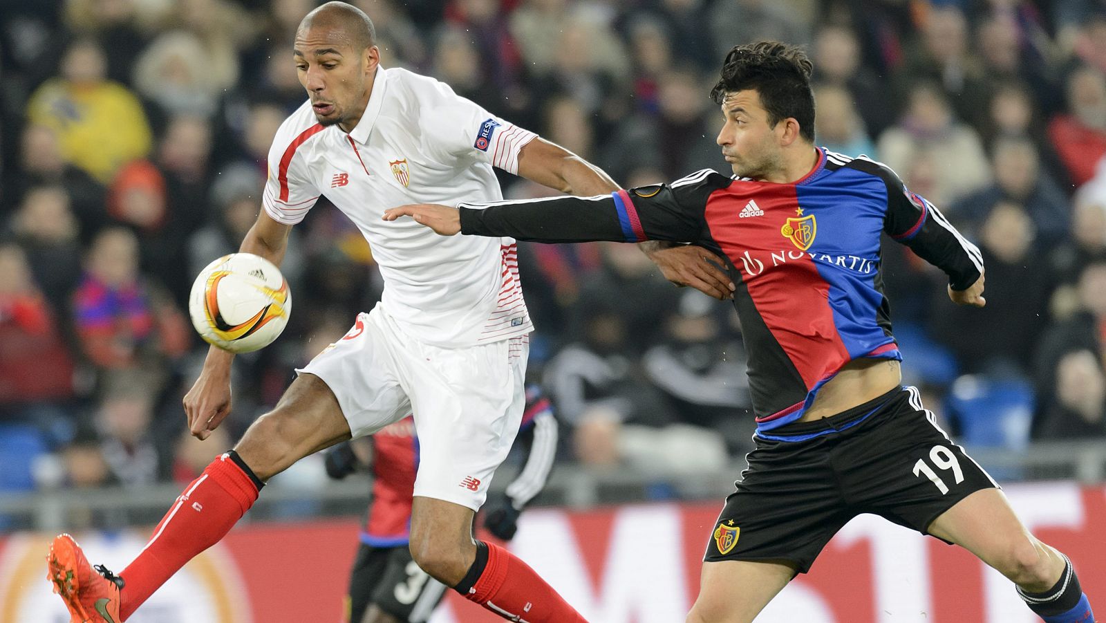 El jugador del FC Basilea Behrang Safari (d) en acción contra Steven N'Zonz, del Sevilla FC