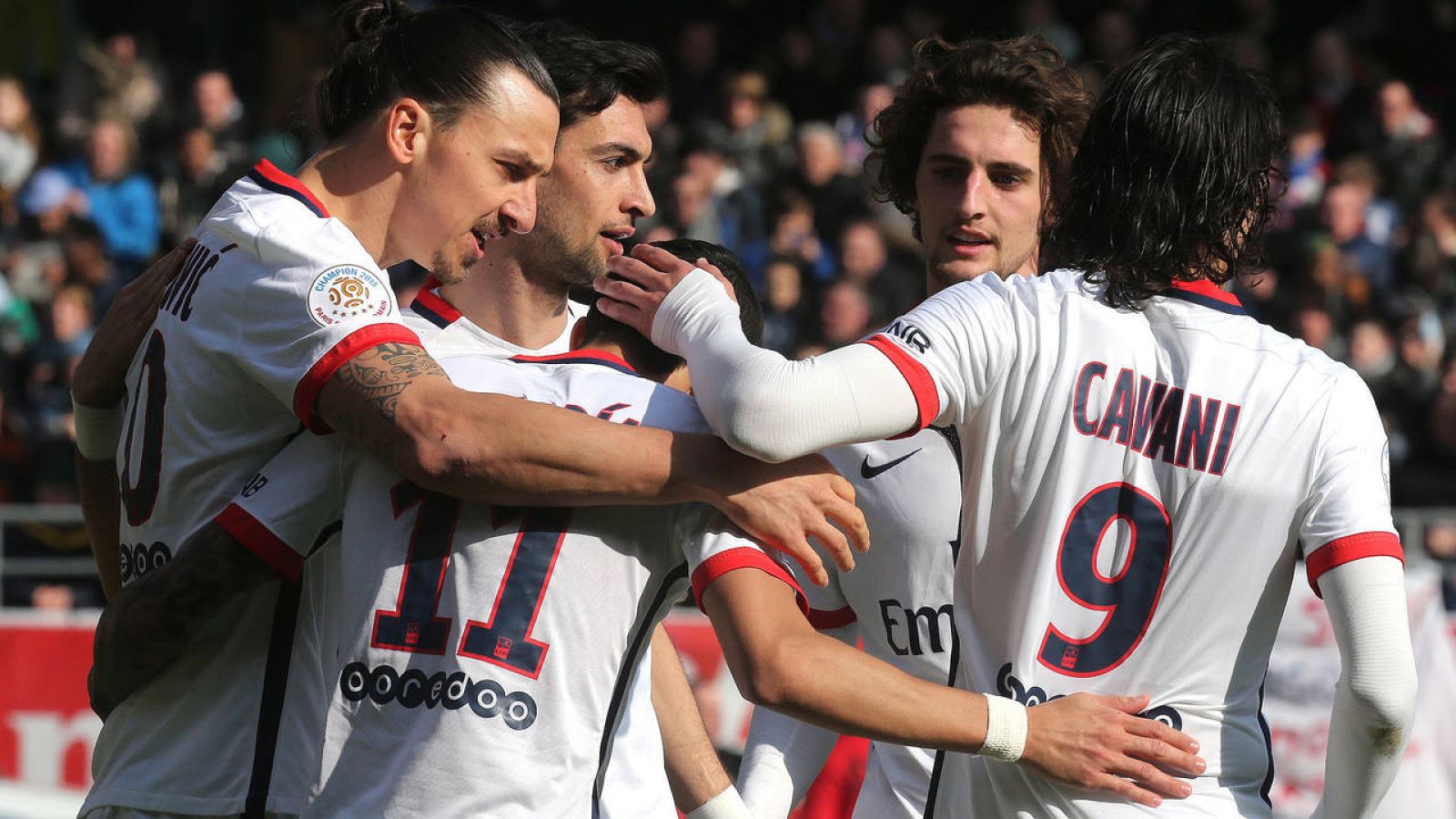 Los jugadores del PSG celebran la goleada que les ha otorgado matemáticamente el título de liga.