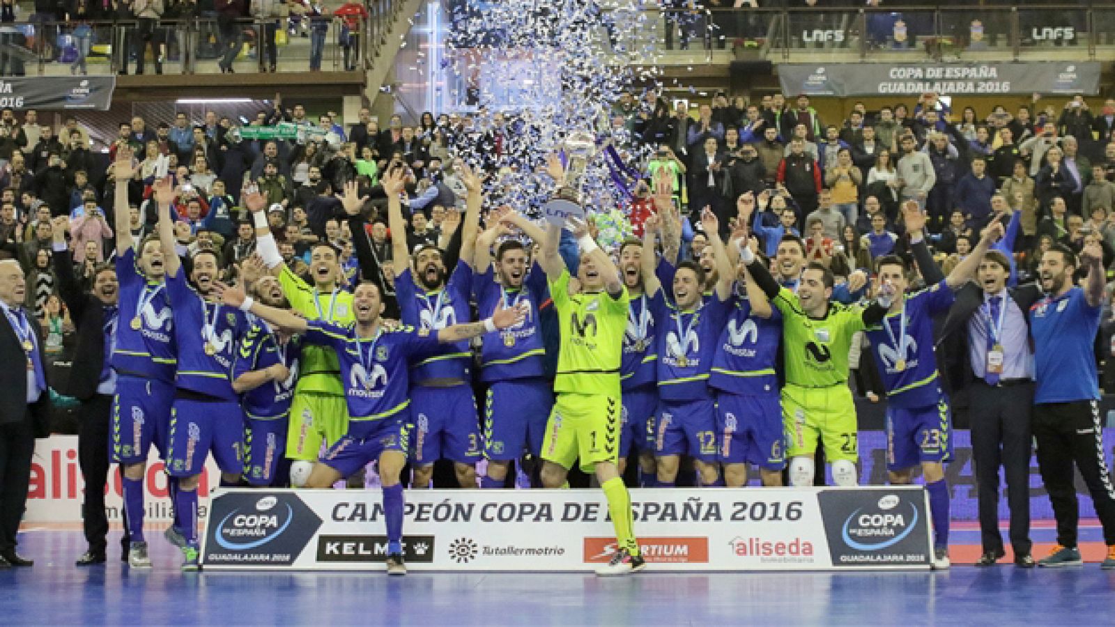 Los jugadores del Movistar Inter celebran la consecución del título copero.