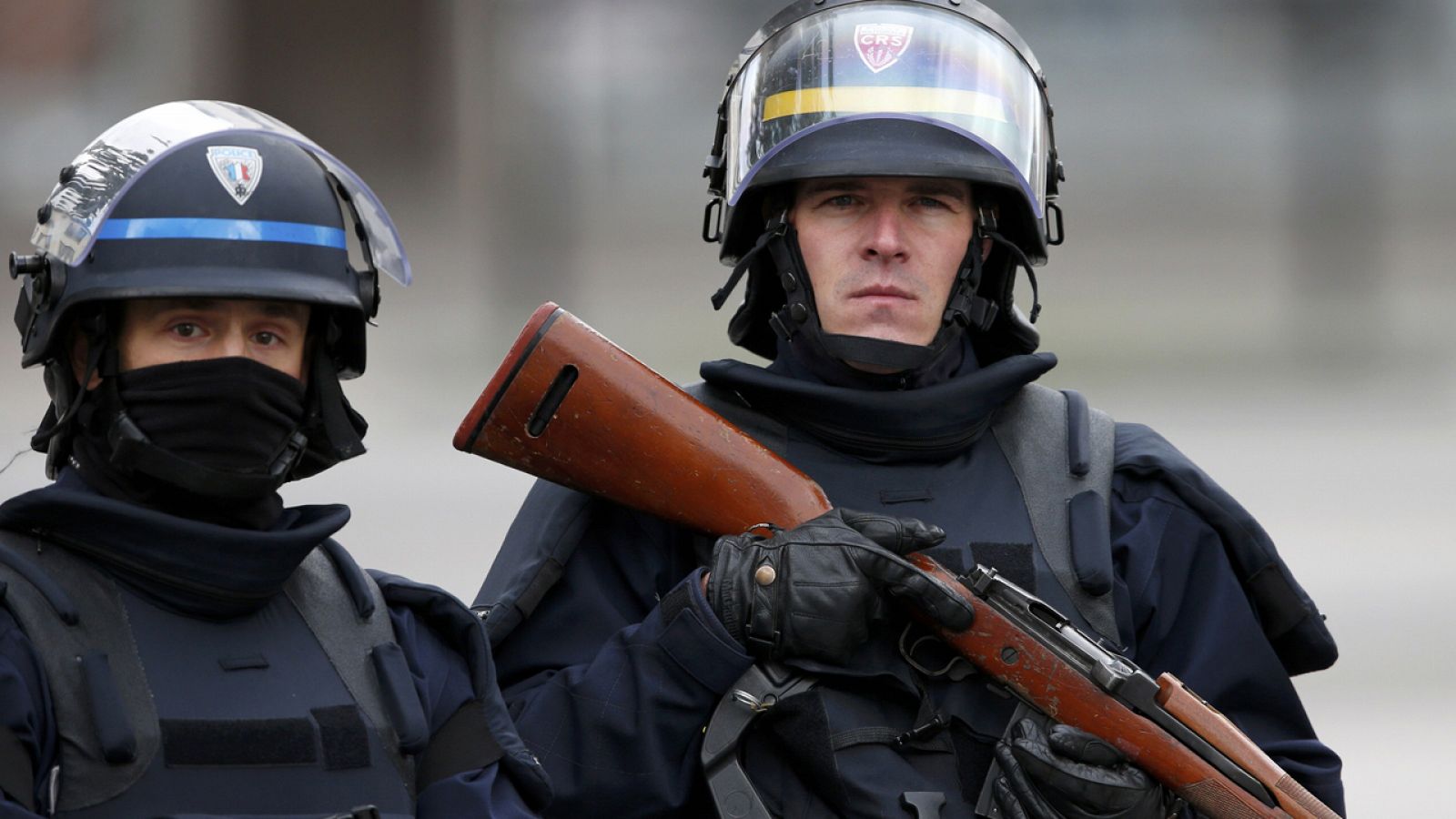 Policías franceses haciendo guardia en el barrio parisino de Saint Denis en una imagen de archivo