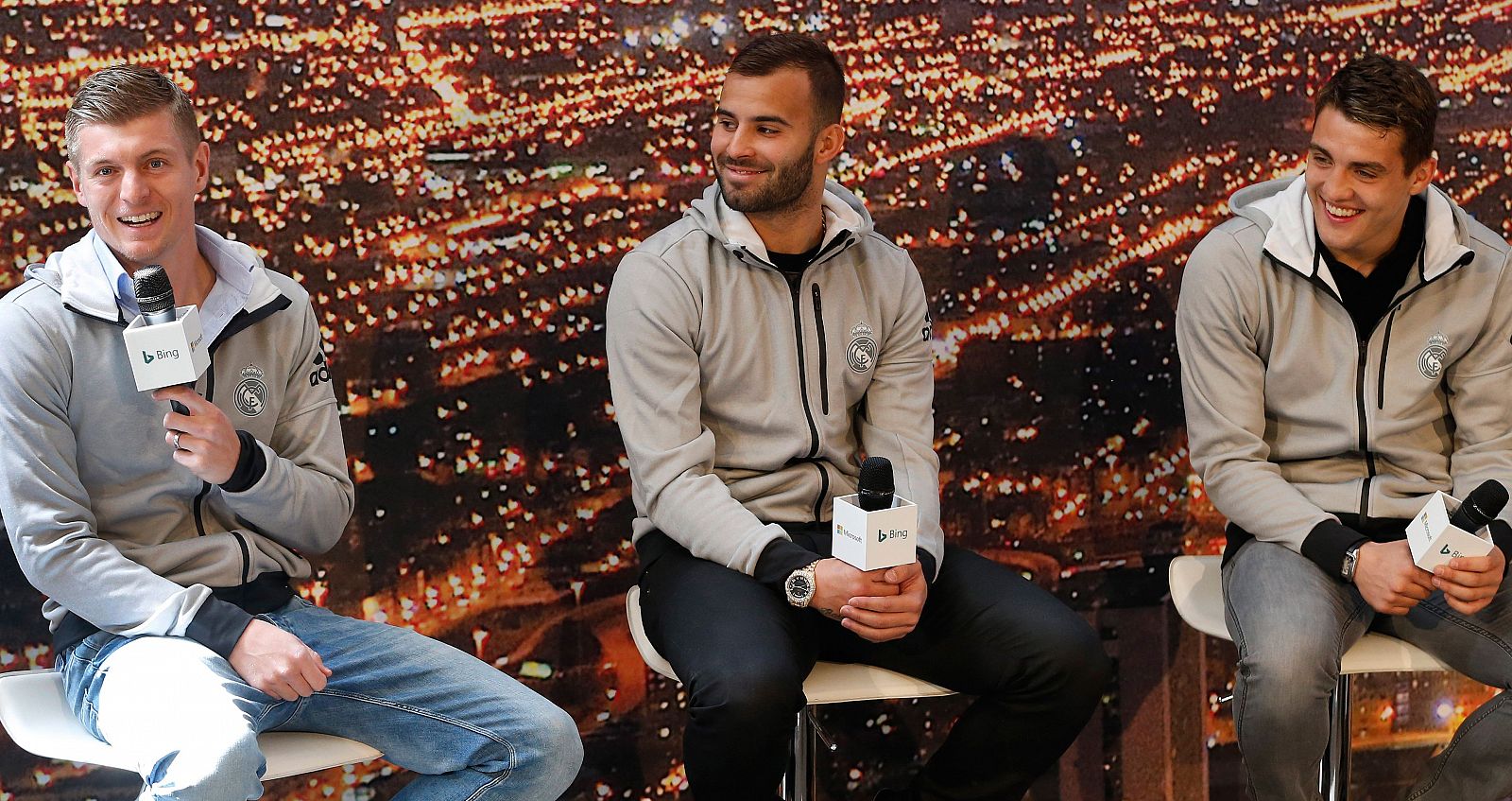 Toni Kroos (i), Jesé Rodríguez (c), y Mateo Kovacic, durante su participación en un acto promocional del buscador de Microsoft "Bing".