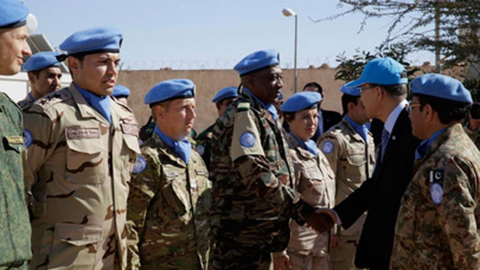 Ban Ki-moon saluda al personal de la ONU en el Sáhara occidental