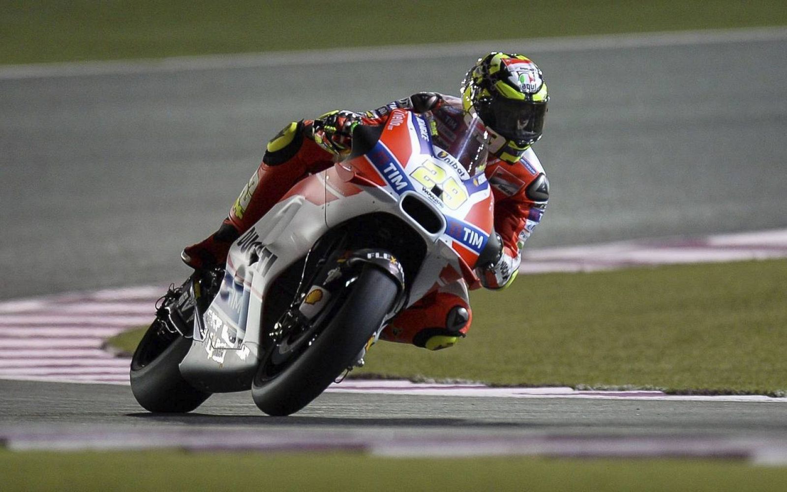 Andrea Iannone durante los entrenamientos libres en el circuito de Losail.