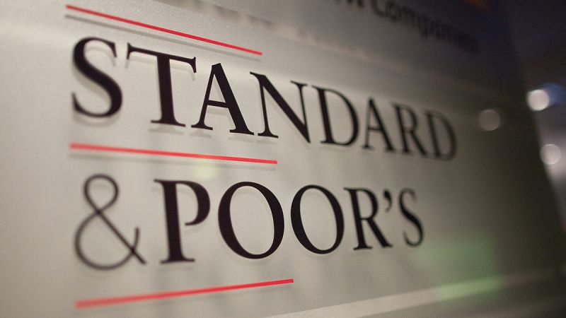 Cartel de la agencia de calificación Standard & Poor's en la sede de esta empresa en París, Francia