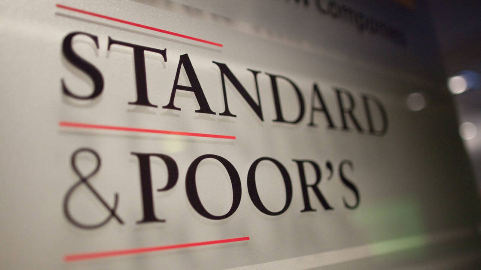 Cartel de la agencia de calificación Standard & Poor's en la sede de esta empresa en París, Francia