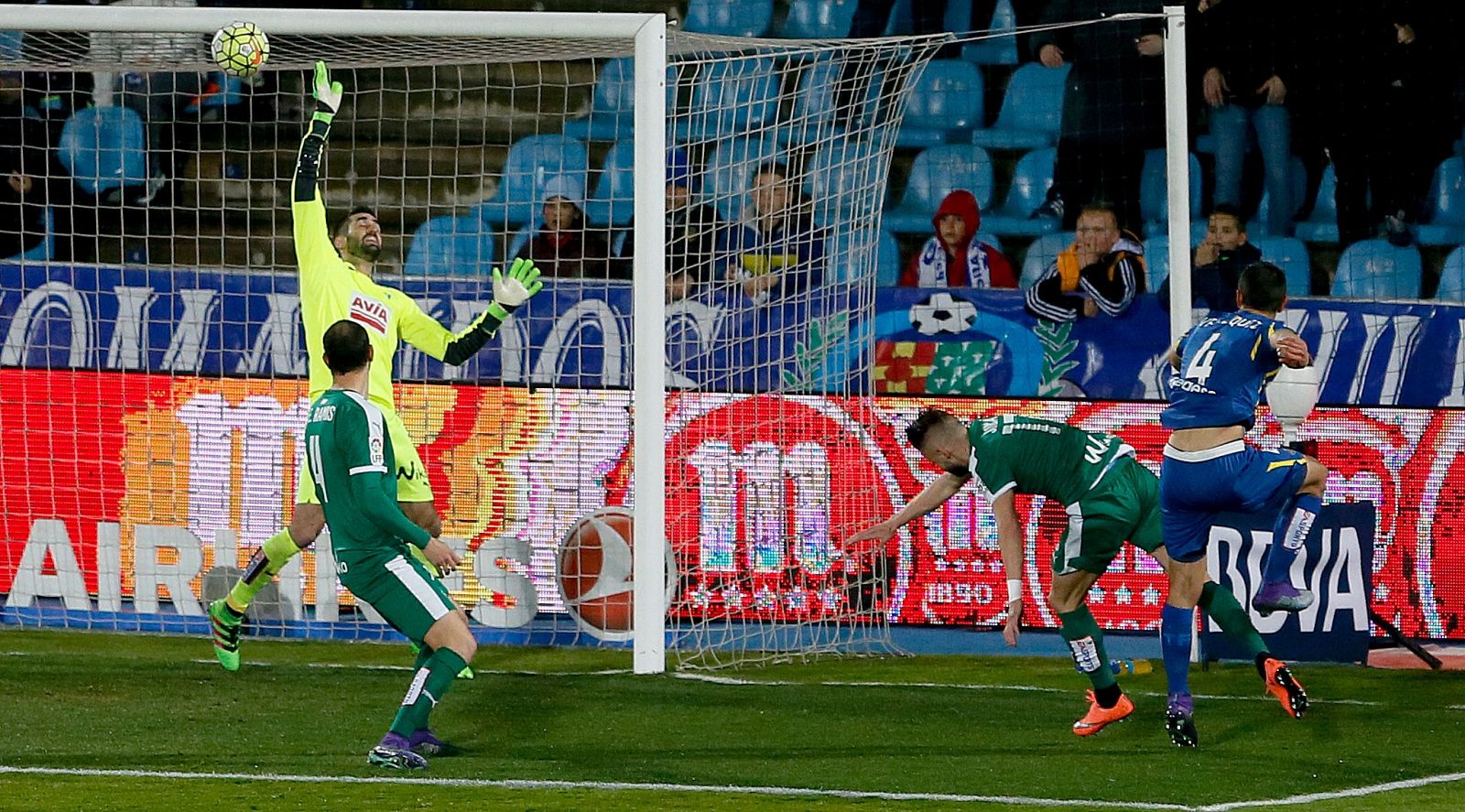 El defensa uruguayo consigue batir de cabeza al portero del Eibar, Riesgo.