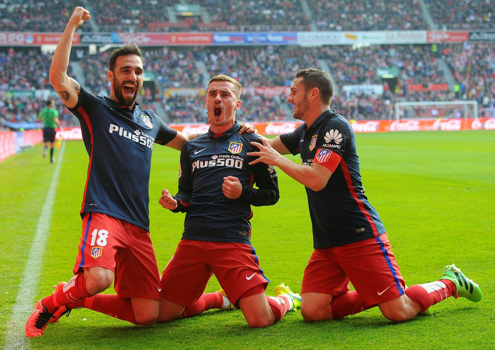 Griezmann celebra su golazo de libre directo ante el Sporting.