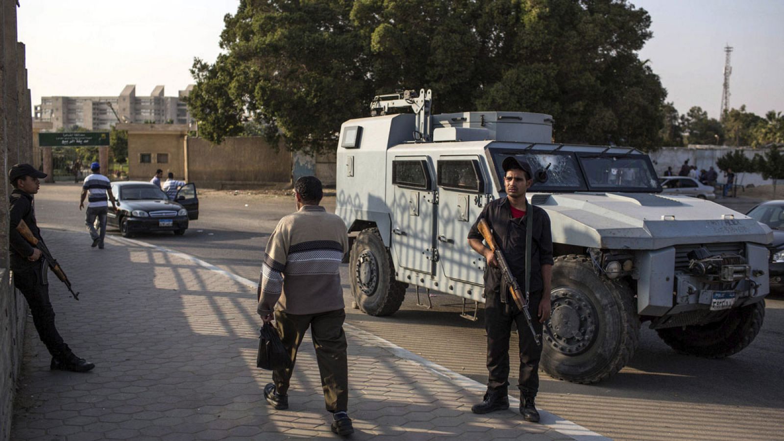 Imagen de archivo de  miembros de seguridad vigilando en las calles de El Cairo.