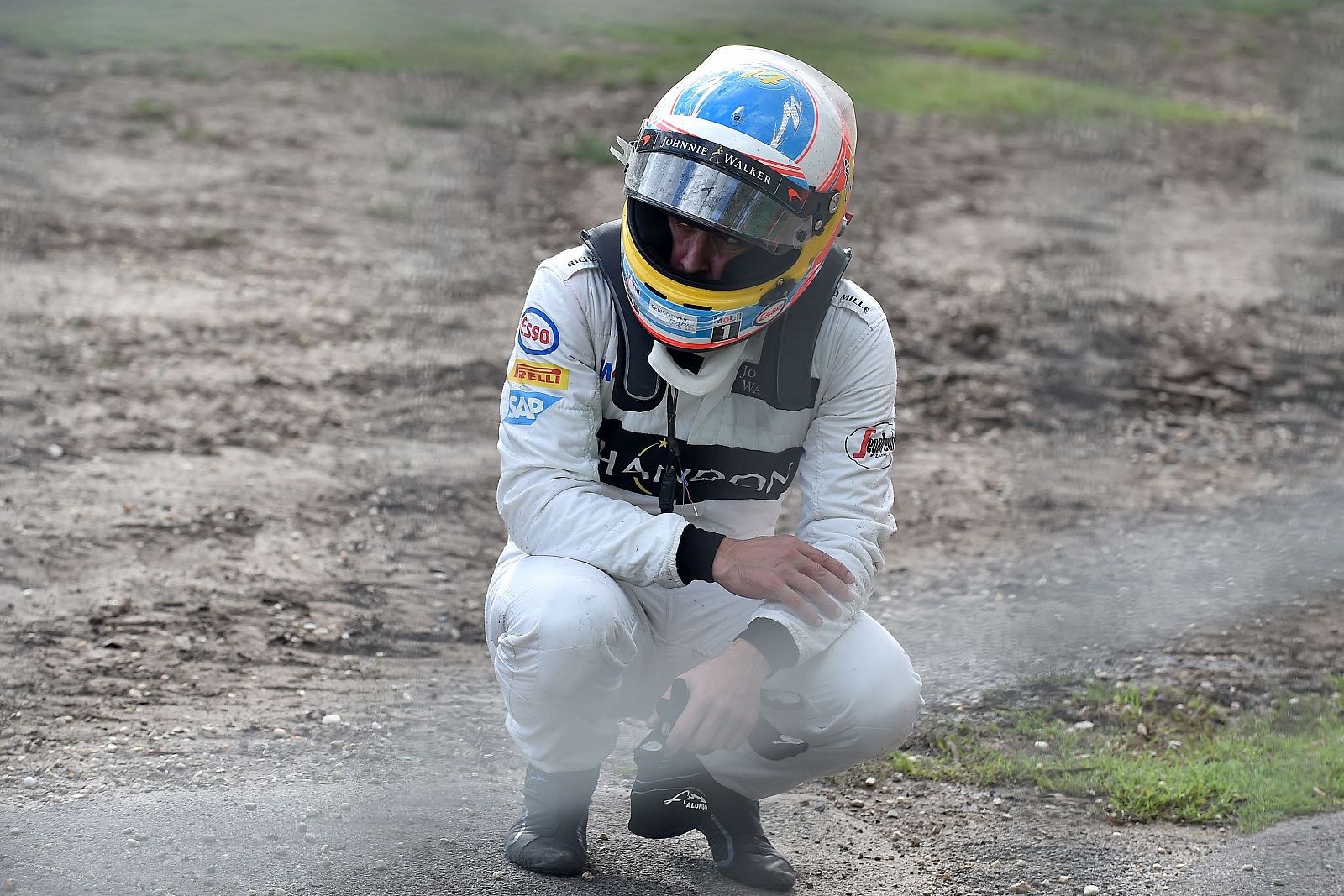 Alonso, "decepcionado" por no haber podido terminar la carrera y por que "el destrozo del coche es grande".