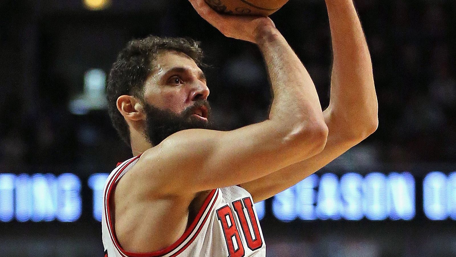 Mirotic lanza a canasta.