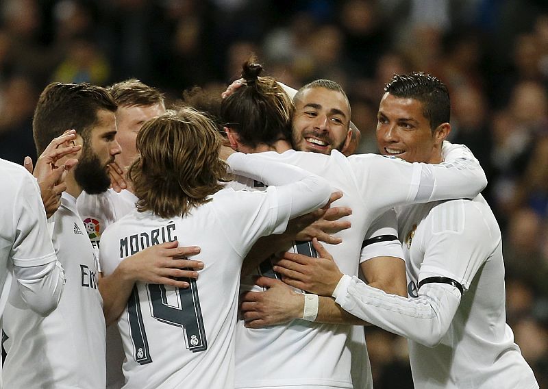 Benzema celebra con sus compañeros su golazo ante el Sevilla.