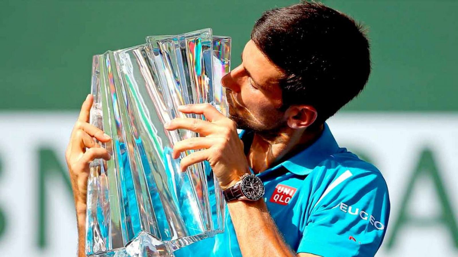 El tenista Novak Djokovic celebra su quinto título de Indian Welles en California (EE.UU.)