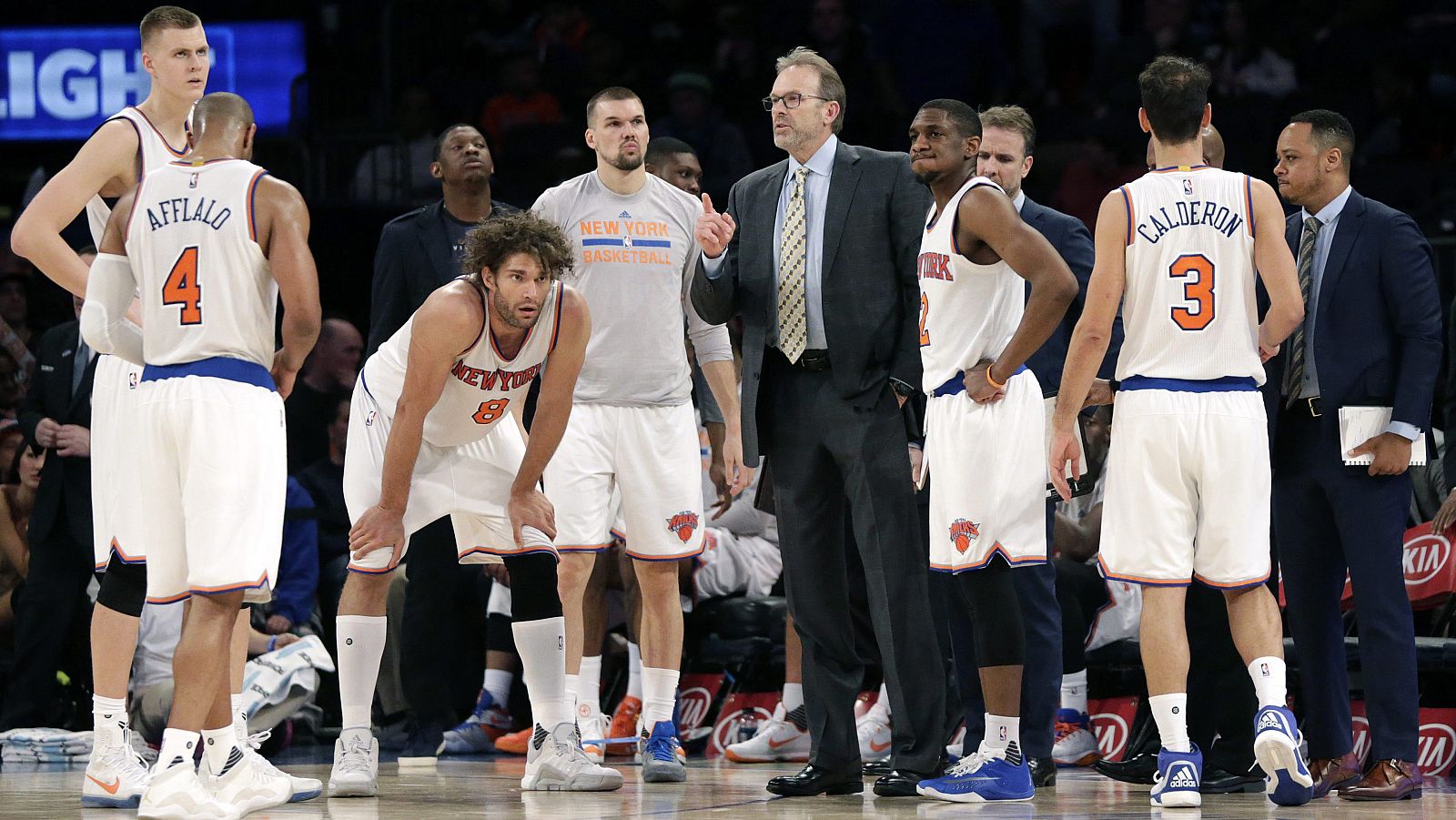 Los jugadores de los Knicks, en un tiempo muerto del partido contra los Kings.