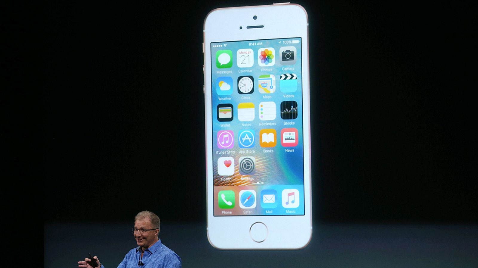 El directivo de Apple Greg Joswiak anuncia el nuevo iPhone SE.