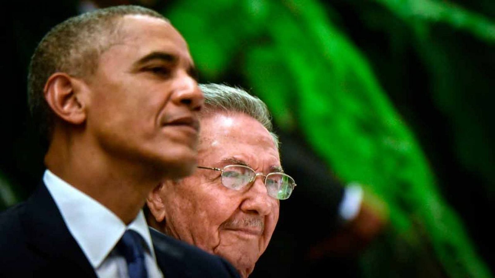 El presidente de EE.UU., Barack Obama, junto a su homólogo cubano, Raúl Castro en el Palacio de la Revolución en La Habana, Cuba.