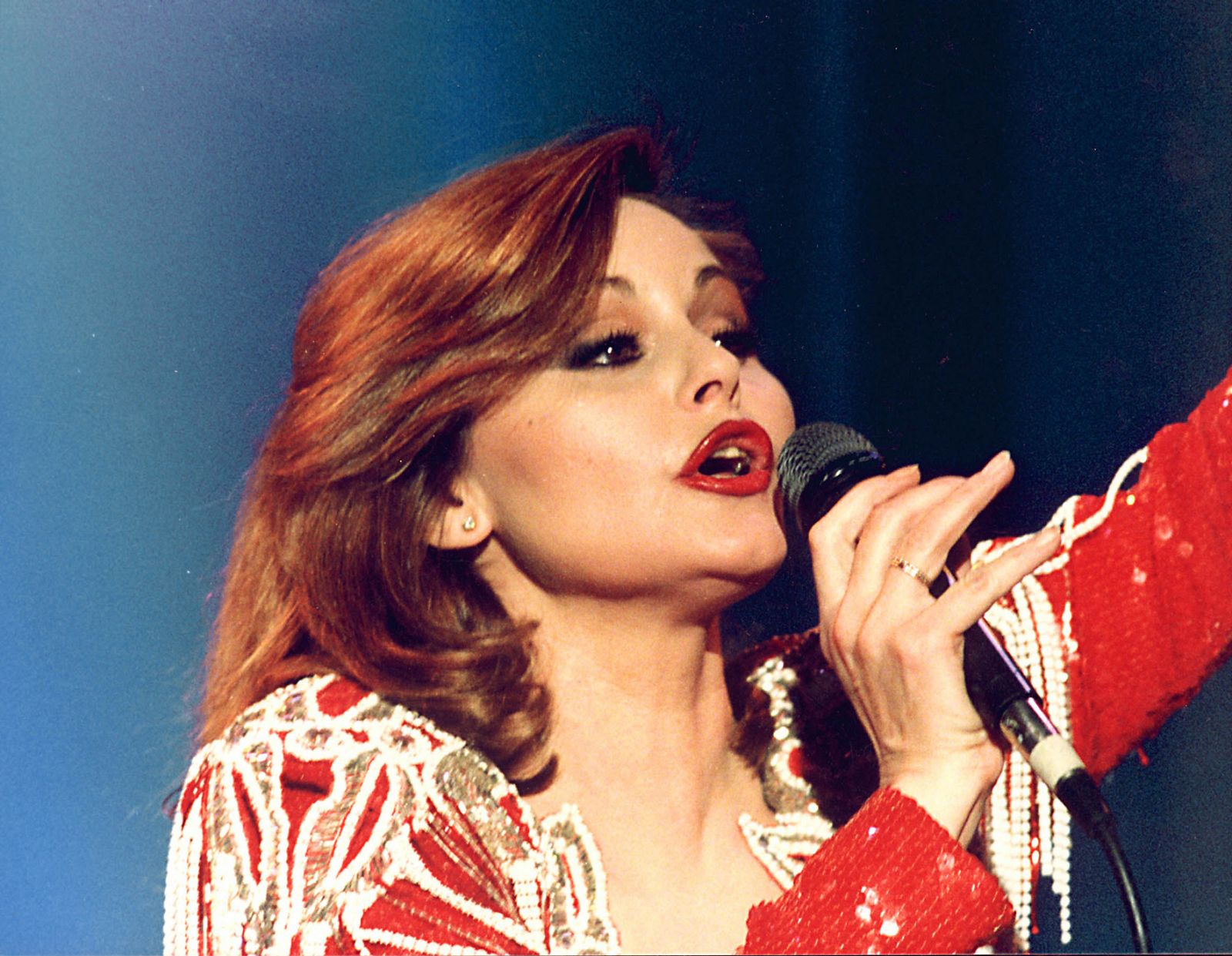 Rocío Durcal durante una actuación