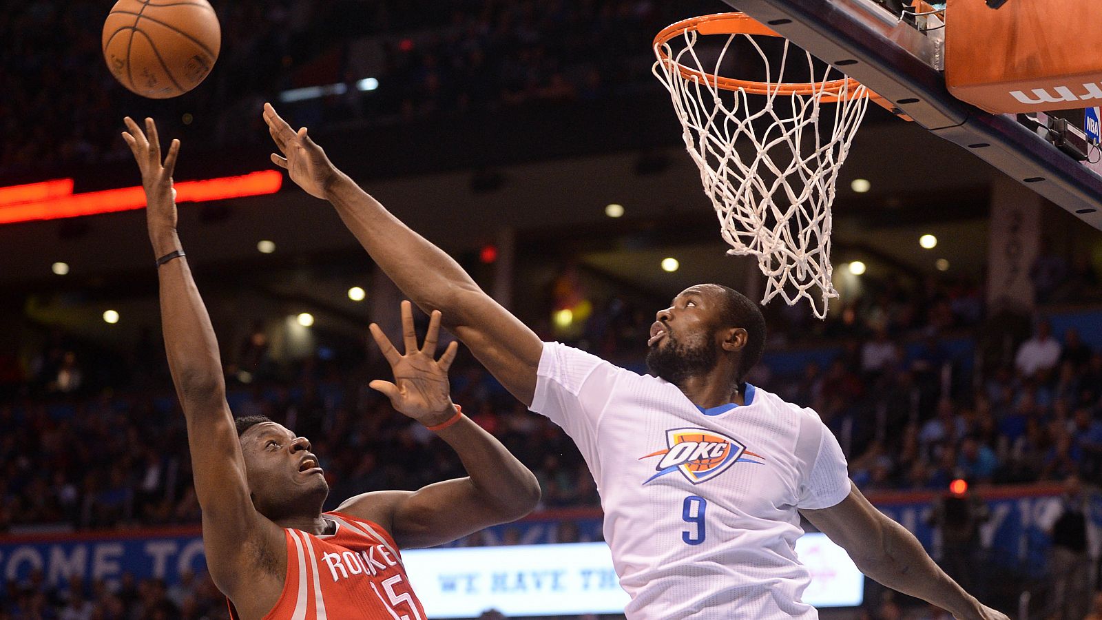 Ibaka (derecha) tapona un lanzamiento a canasta de Capela, de Houston