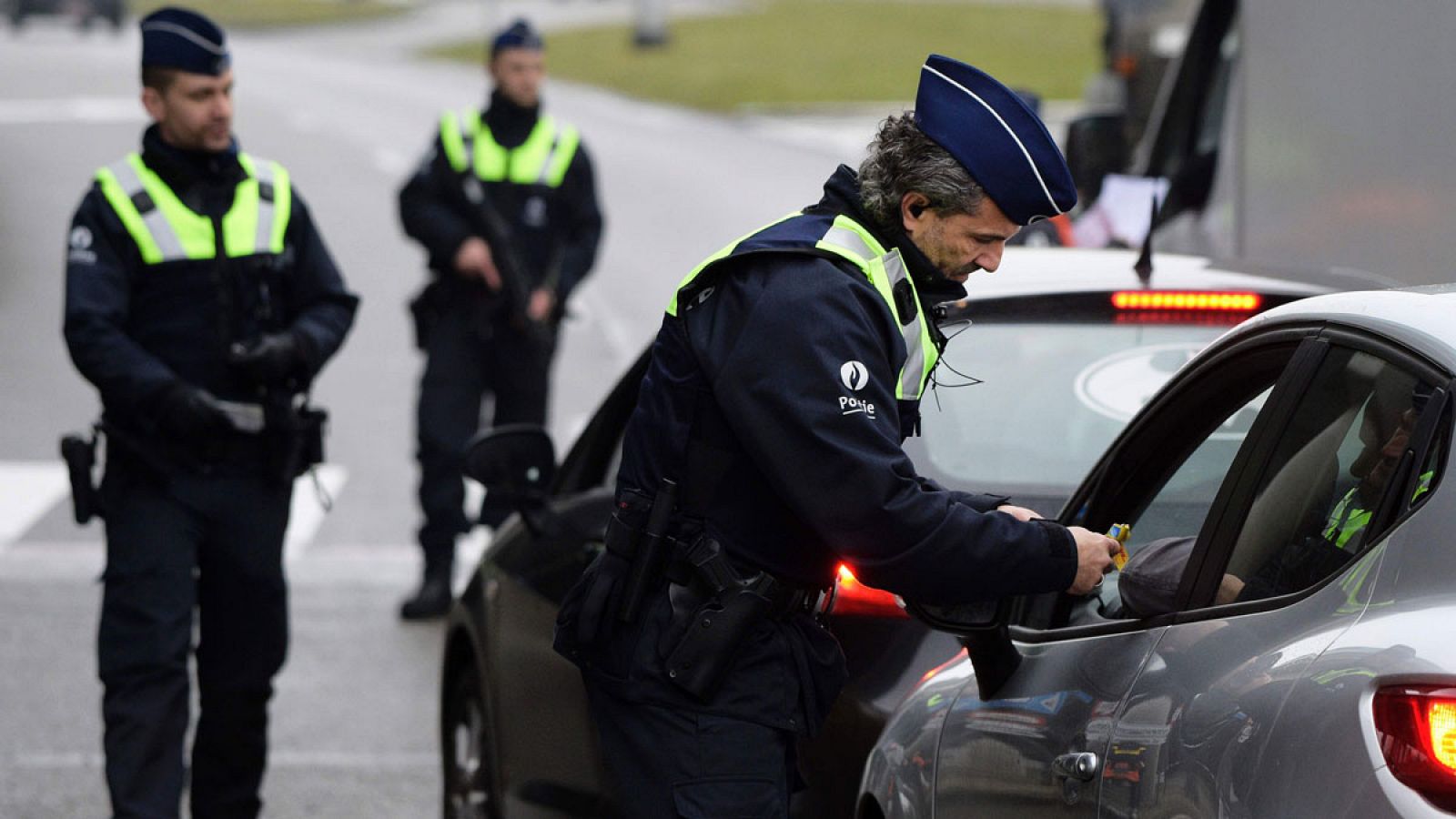 Agentes de la policía belga hacen controles a conductores un día después de los atentados de Bruselas