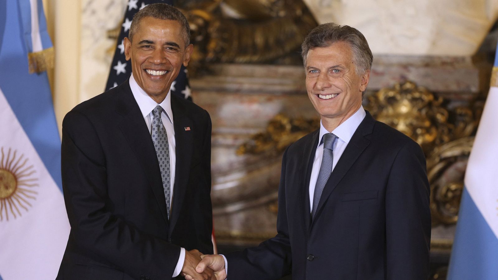 Los presidentes Barack Obama y mauricio Macri se saludan en la Casa Rosada de Buenos Aires