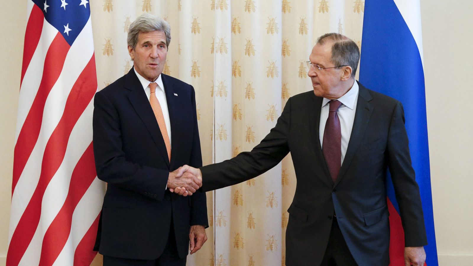 El minsitro de Exteriores ruso, Sergei Lavrov, junto al secretario de Estado estadounidense John Kerry.