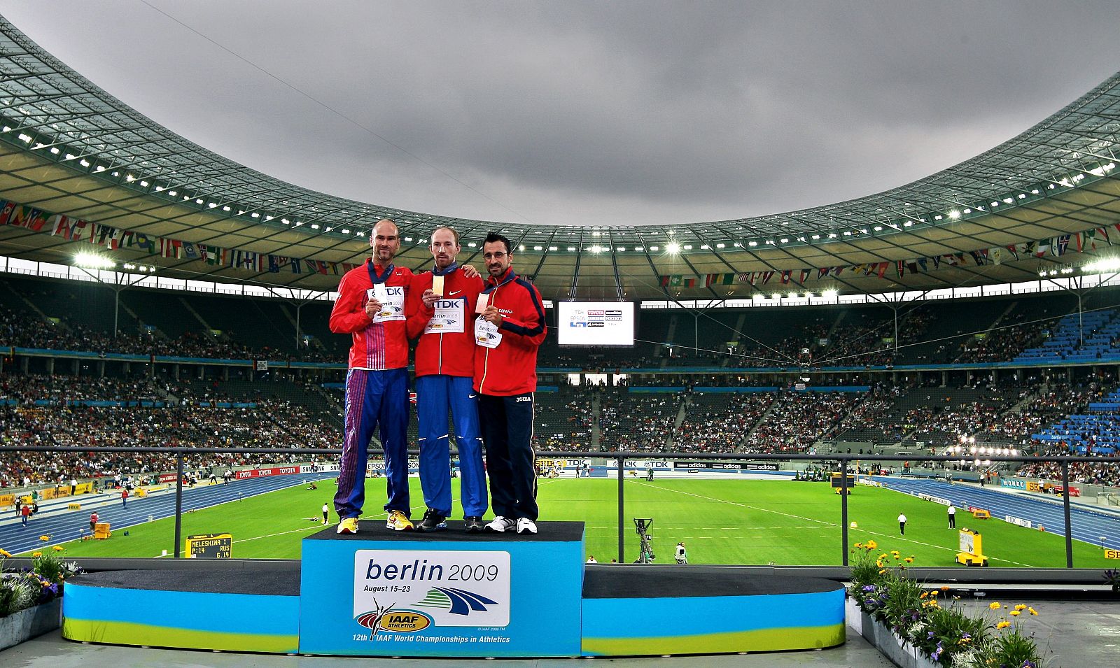 El noruego Trond Nymark (medalla de plata), el ruso Sergey Kirdyapkin (oro) y el español Jesús Ángel García Bragado (bronce), posan tras la ceremonia de entrega de medallas de la prueba de los 50 km marcha del Mundial de Atletismo Berlin 2009.