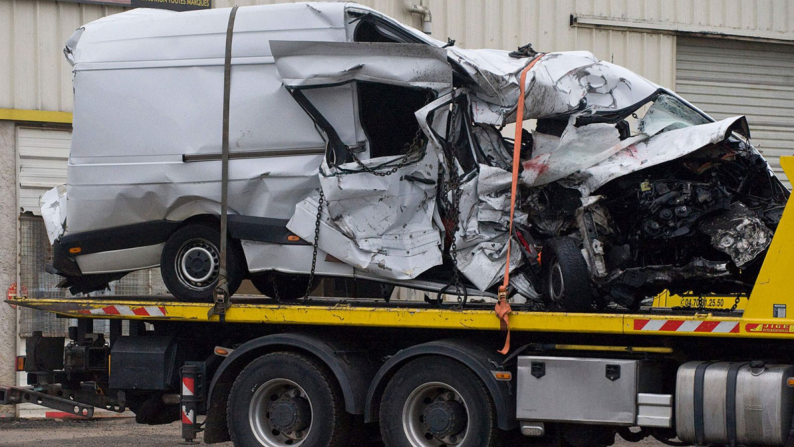 Estado del minibús tras el accidente en Francia