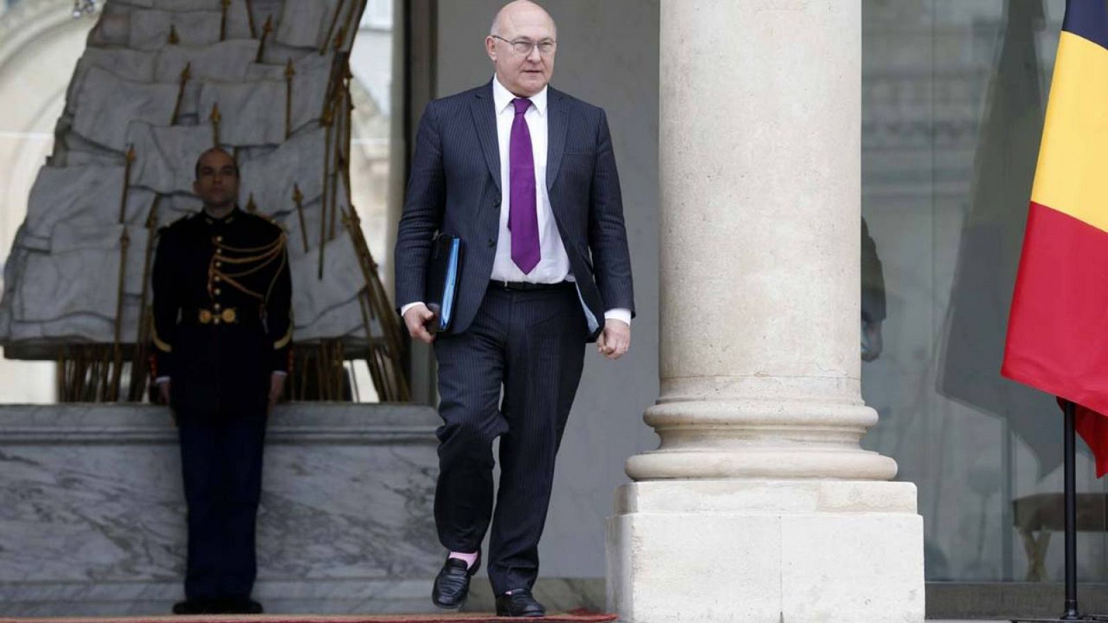 El ministro de Finanzas francés, Michel Sapin, sale del Palacio del Elíseo