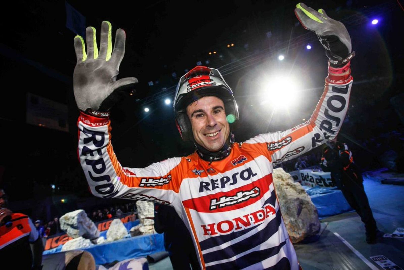 Toni Bou celebra su triunfo en Marsella  y en el Mundial