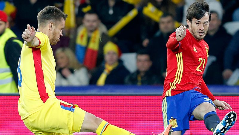 David Silva (d), ante Pintili en un momento del partido