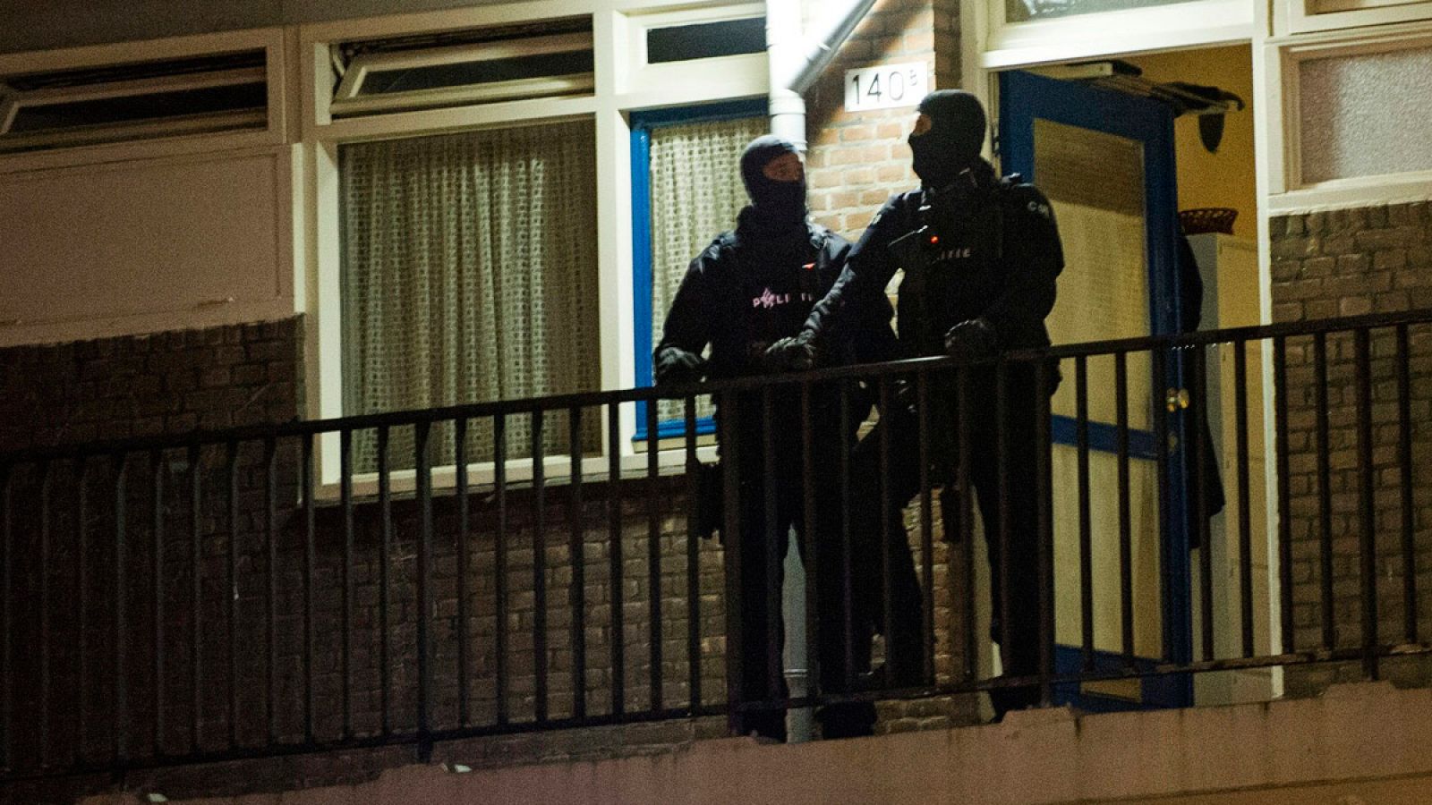 Agentes de Policía durante el registro de la vivienda del detenido en Holanda