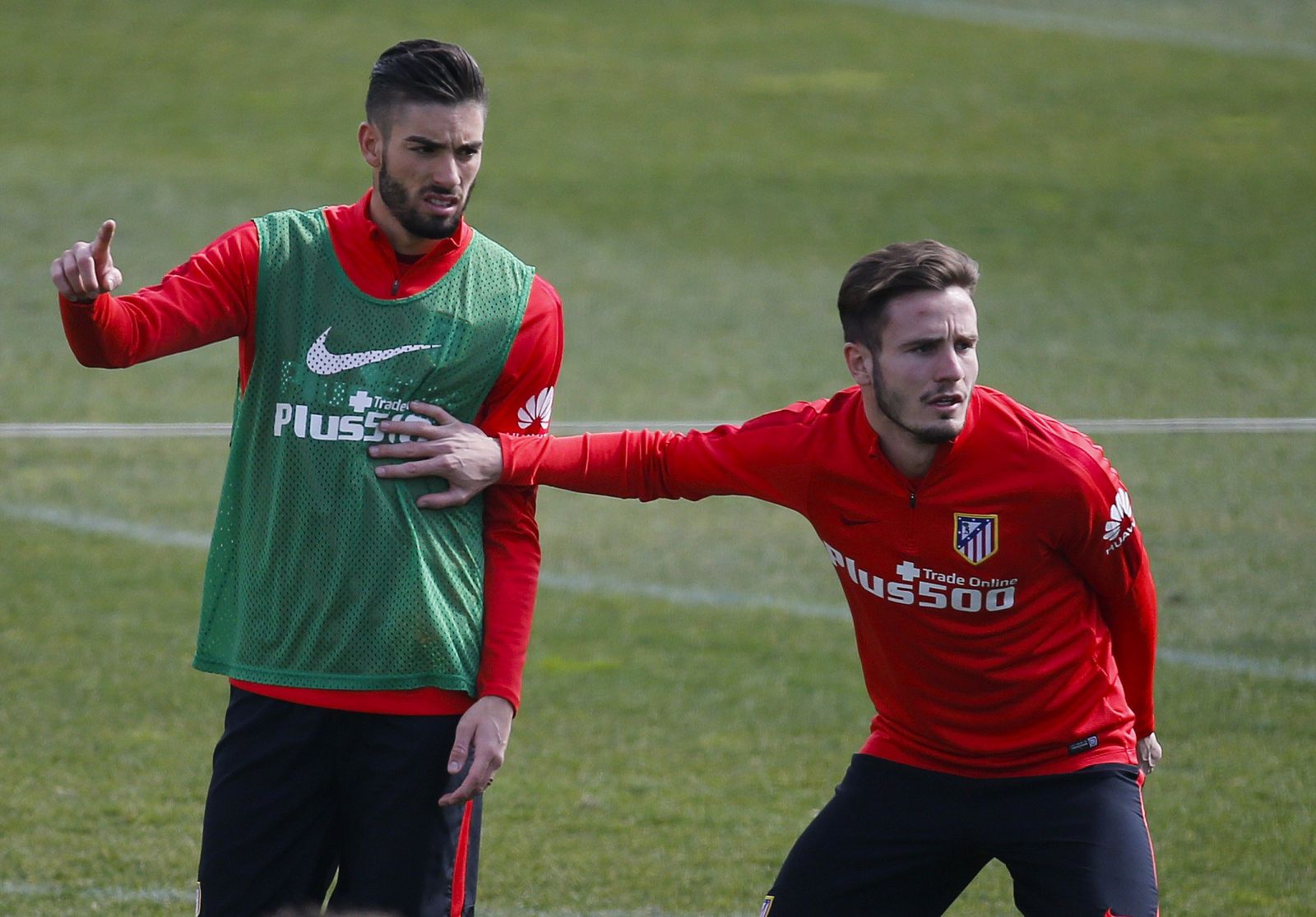 Yannick Carrasco (i) y Saúl Ñíguez durante un entrenamiento del Atlético de Madrid.