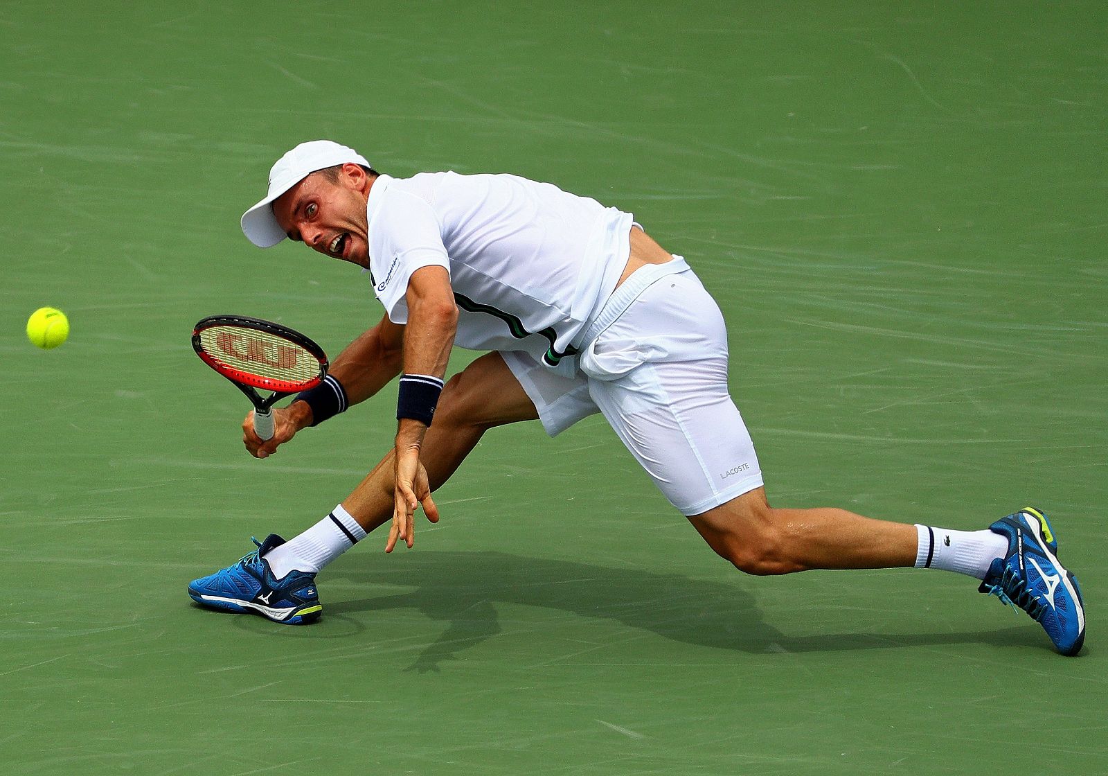 Roberto Bautista Agut  devuelve una bola frente al francés Jo-Wilfried Tsonga.