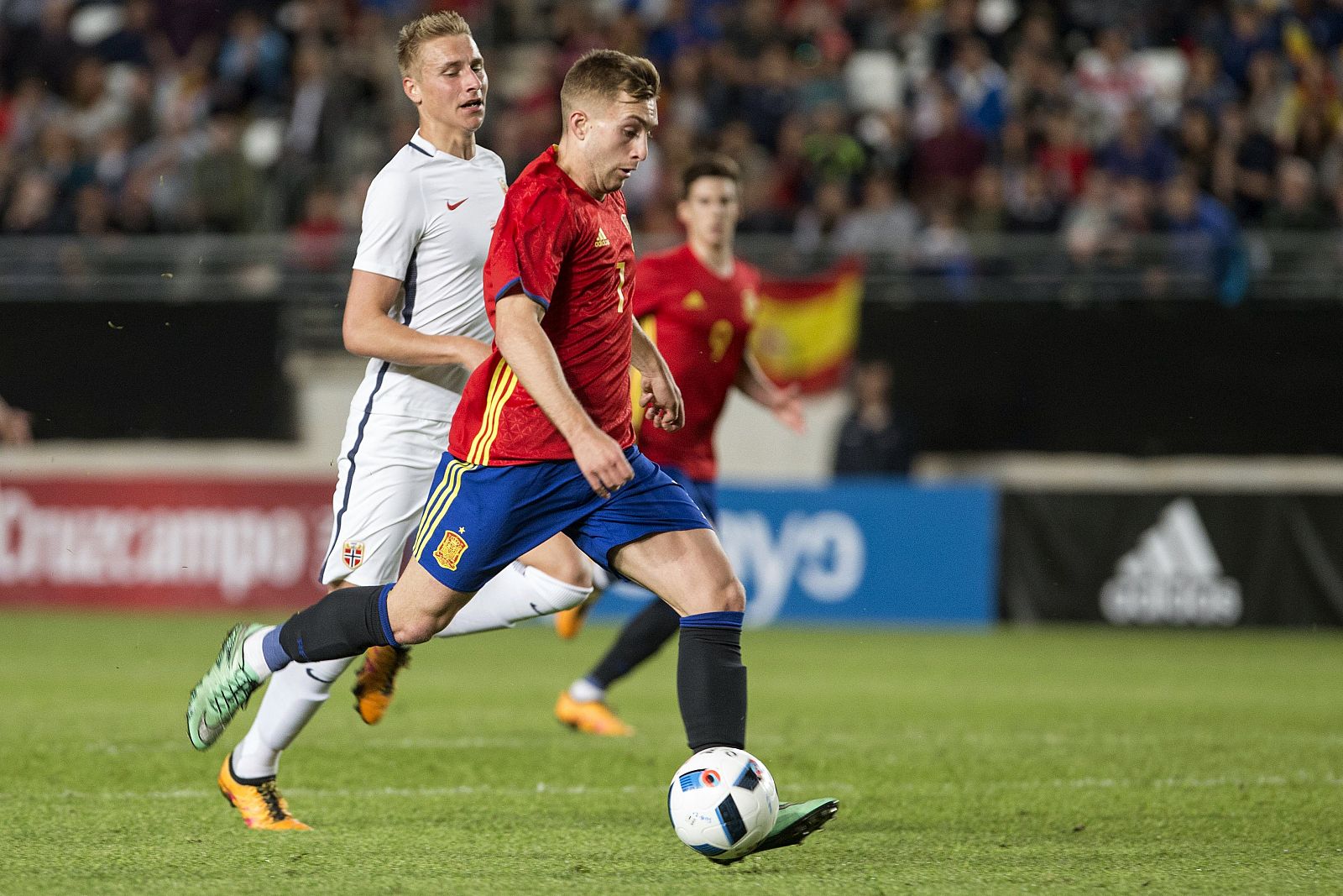 El capitán de la selección española de fútbol Sub-21 Gerard Deulofeu (c), junto al jugador de la selección noruega, Jenssen (i).