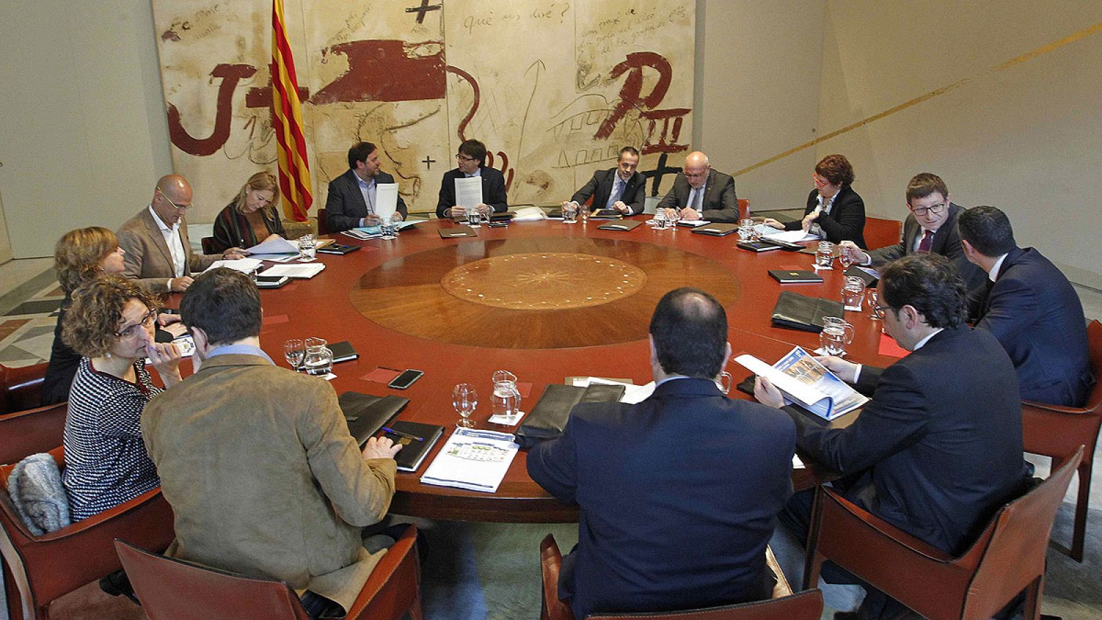 El presidente de la Generalitat, Carles Puigdemont, junto a los consellers, al inicio de la reunión de gobierno semanal
