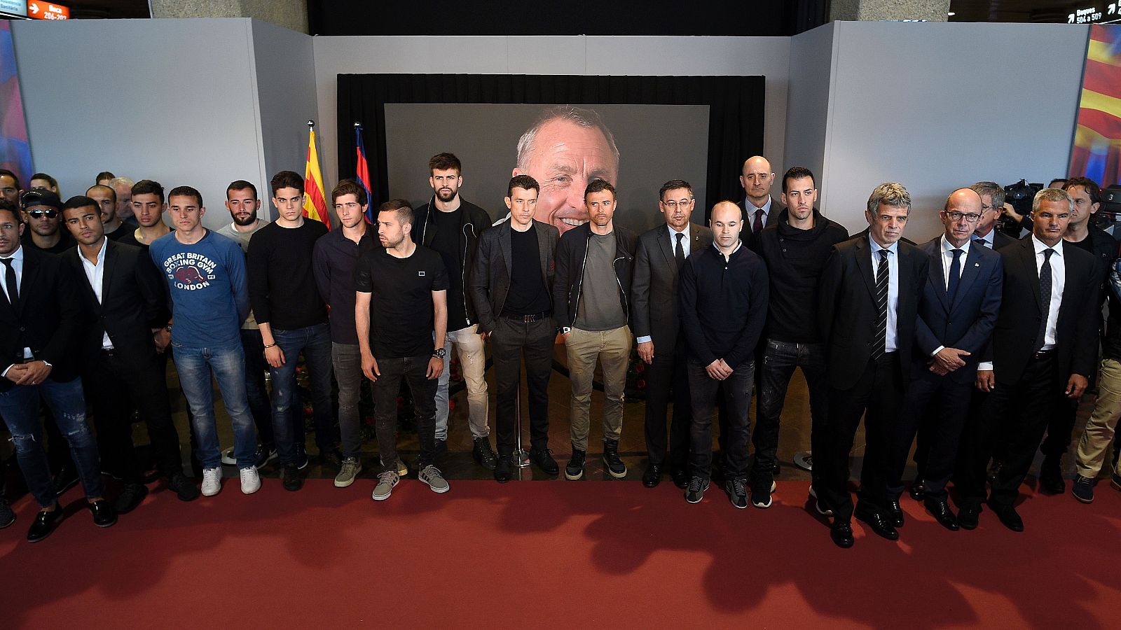 La plantilla del Barcelona visita el espacio memorial a Johan Cruyff en el Camp Nou.