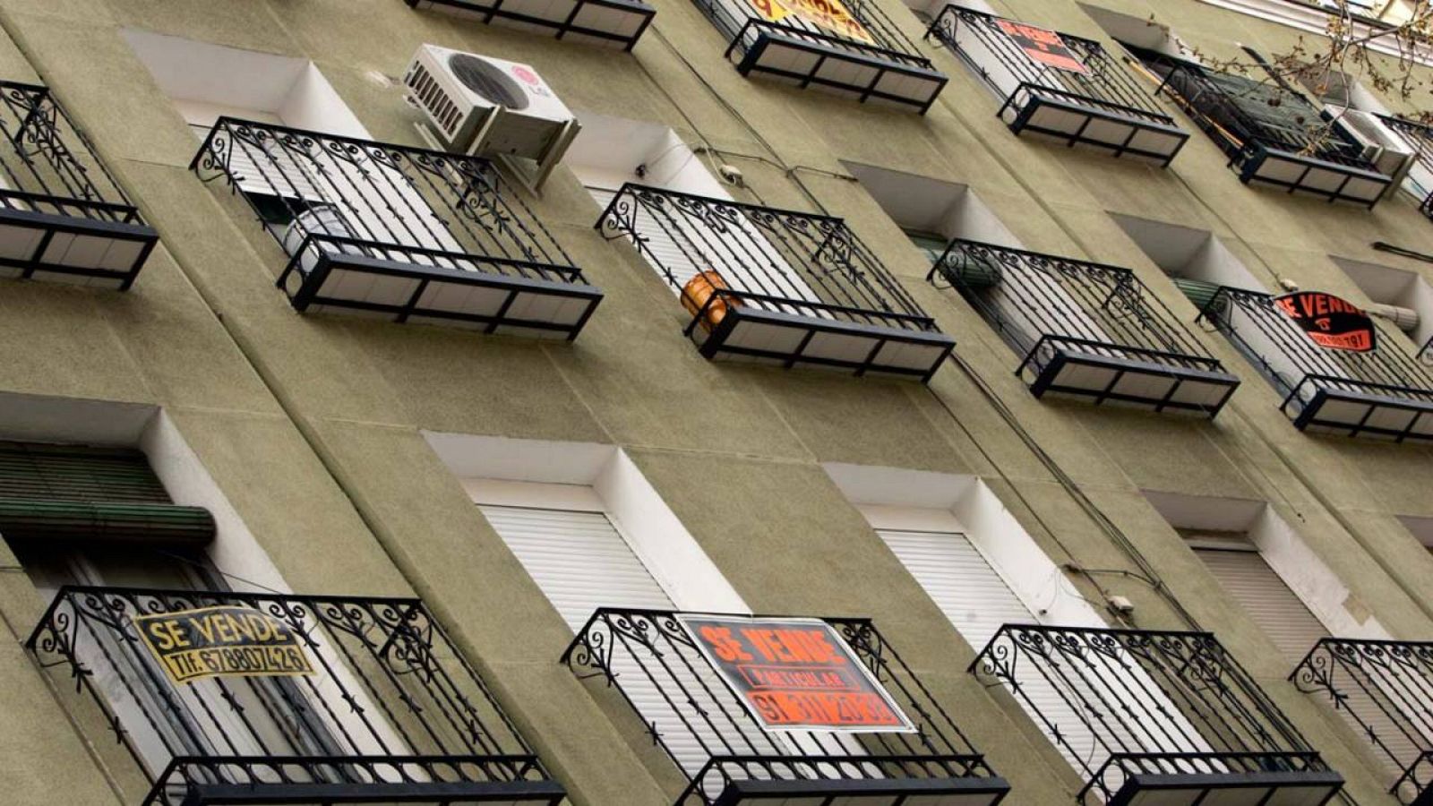 Carteles de venta en varios balcones del centro de Madrid