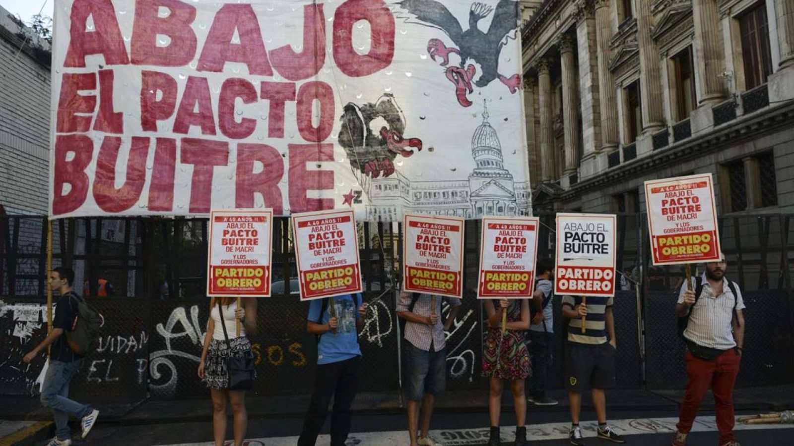 Un grupo de manifestantes protesta en el exterior del Congreso Nacional argentino contra el pago pactado con los fondos acreedores