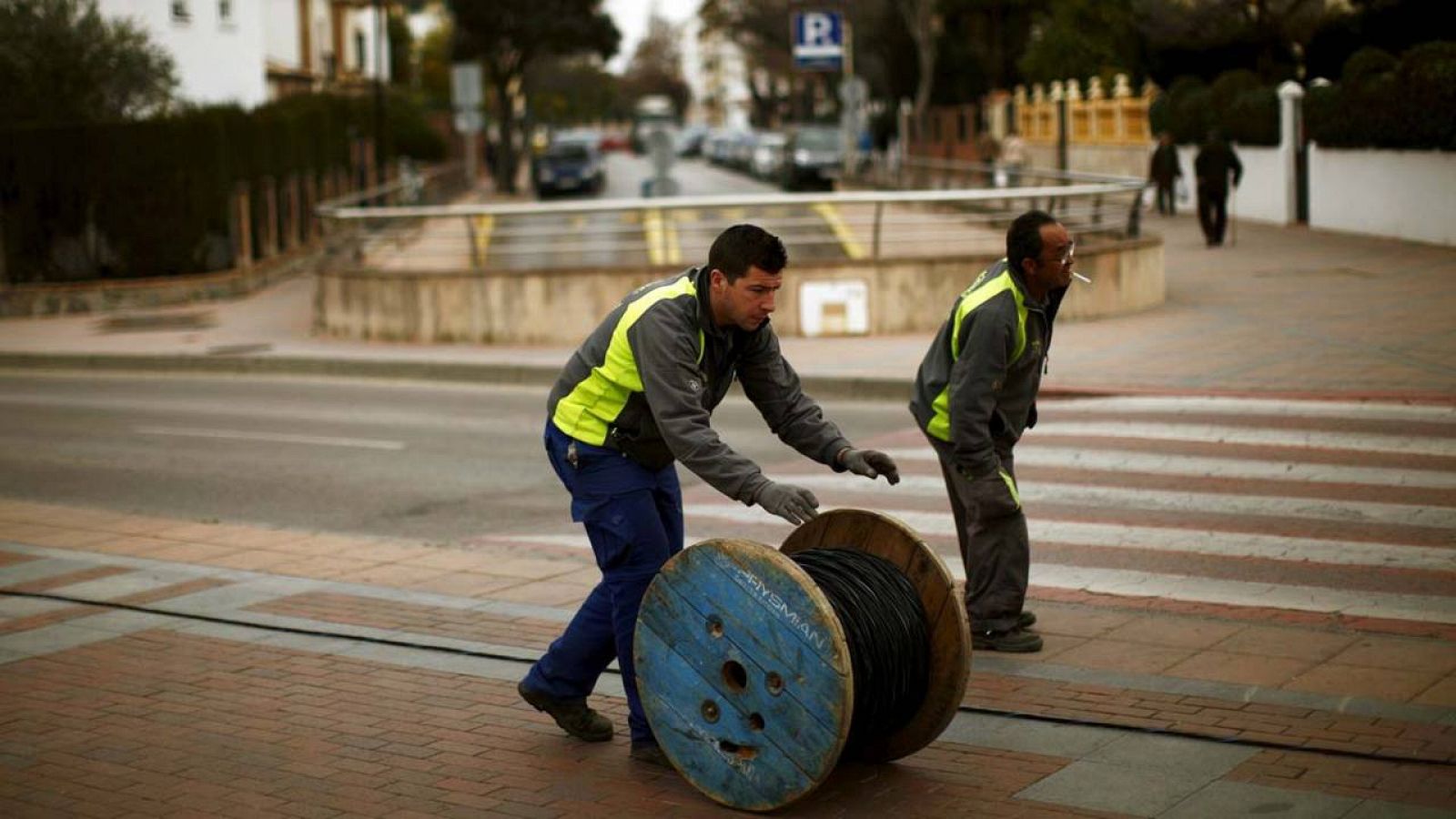 Un trabajador traslada una bobina de cable eléctrico en la localidad malagueña de Ronda