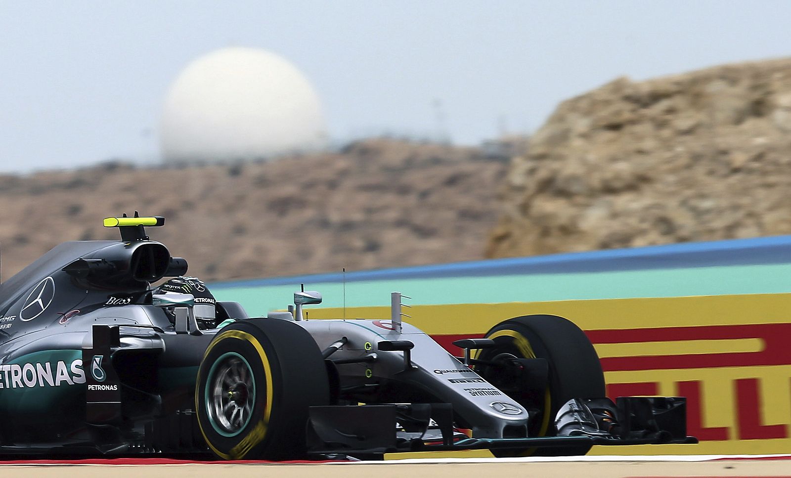 Rosberg, en los entrenamientos diurnos de este viernes en Baréin.