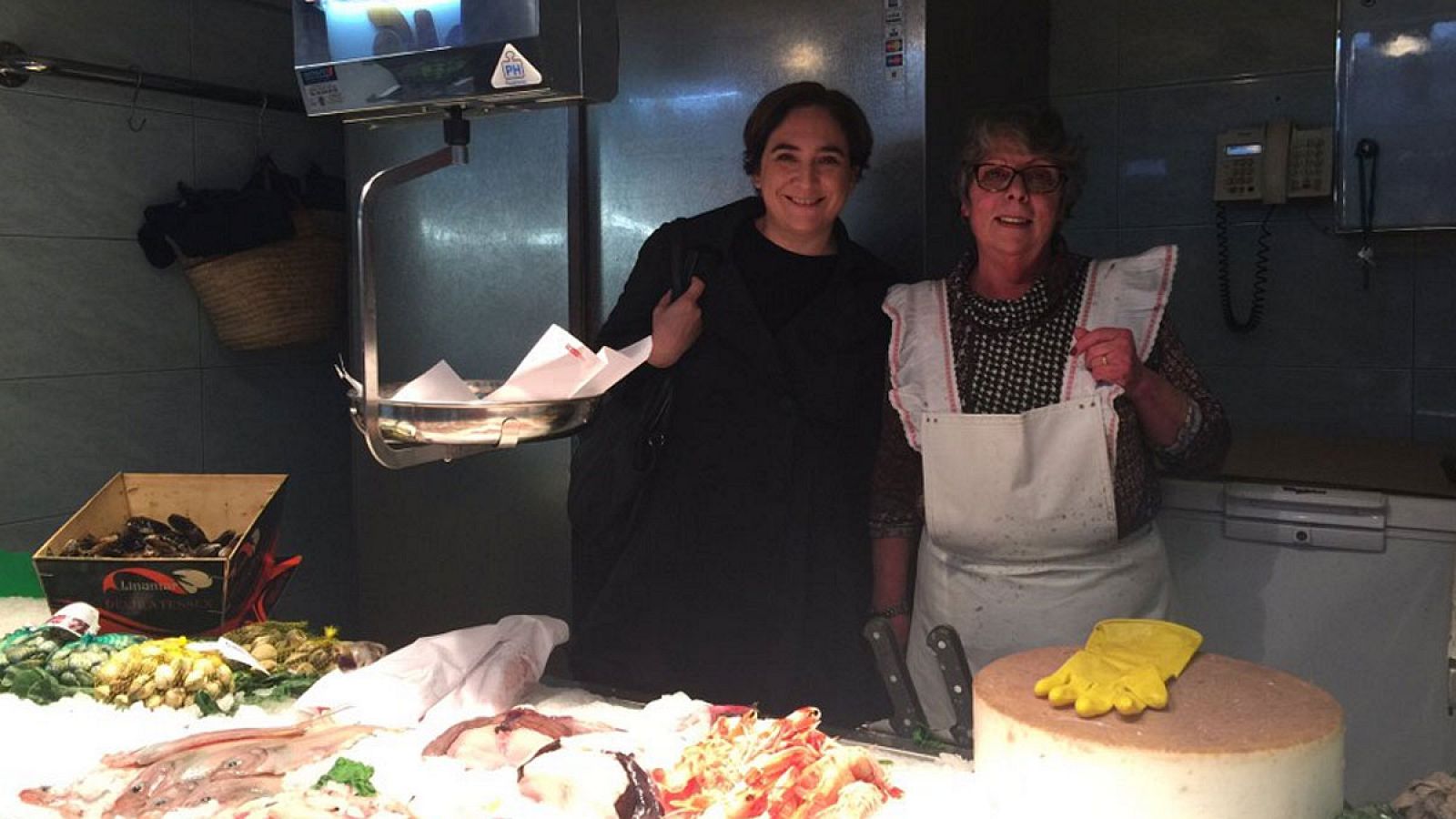Ada Colau se fotografía con vendedoras de pescado tras la polémica con Azúa