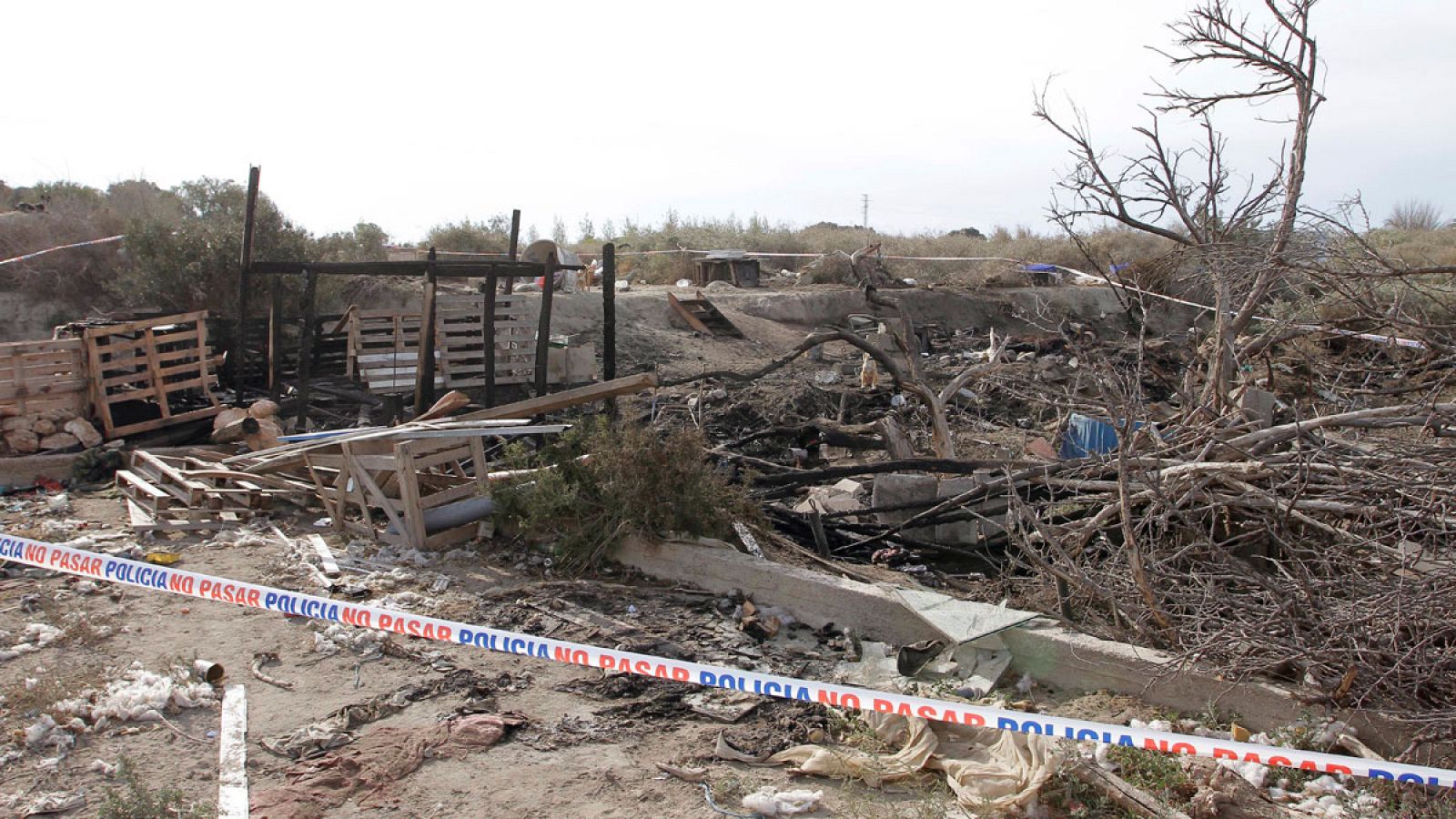 Restos de la chabola ubicada en un descampado del barrio de la Vega de Acá en Almería donde una mujer ha sufrido quemaduras graves