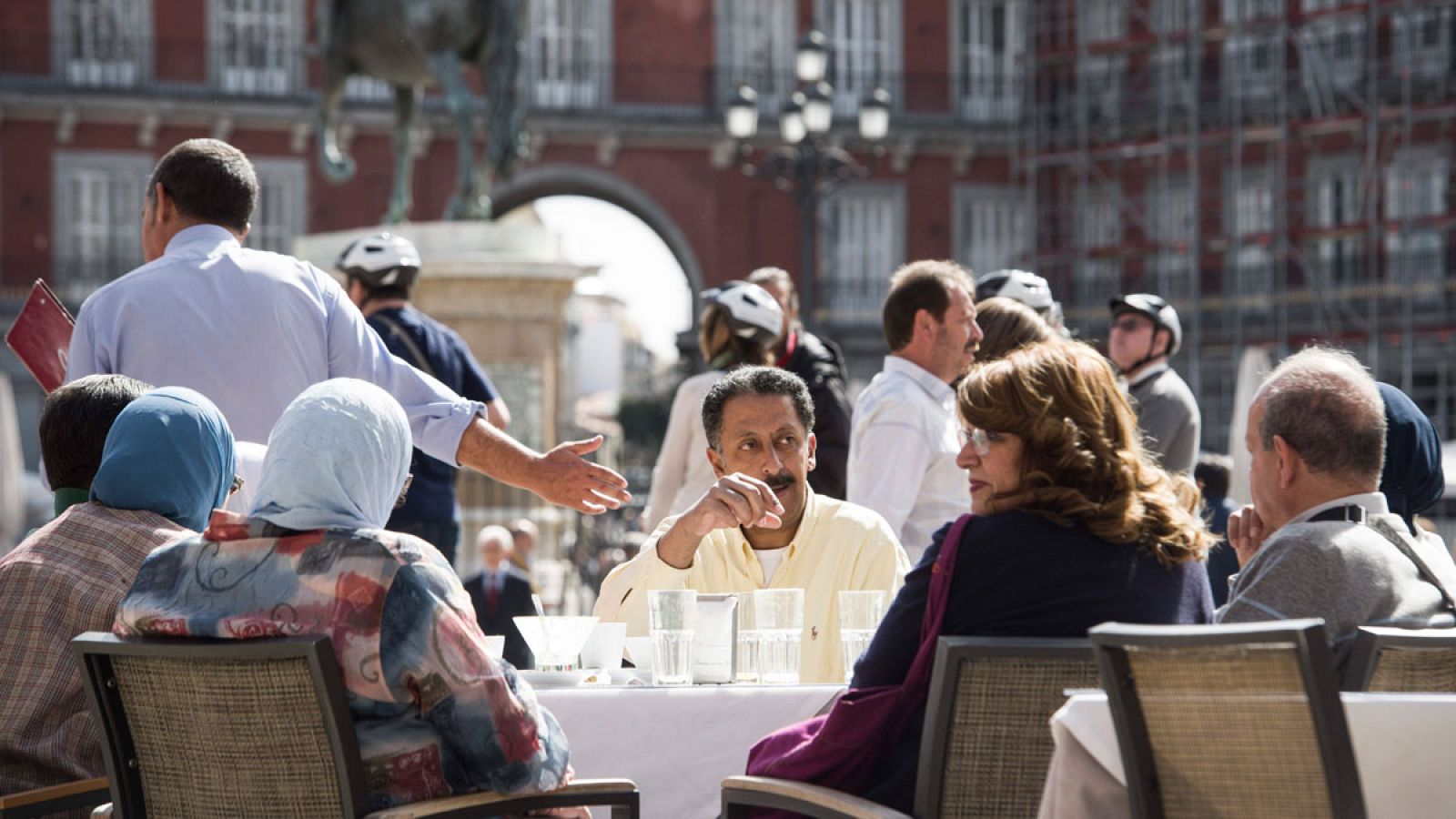 Turistas en las terrazas de la Plaza Mayor de Madrid en una imagen de archivo.