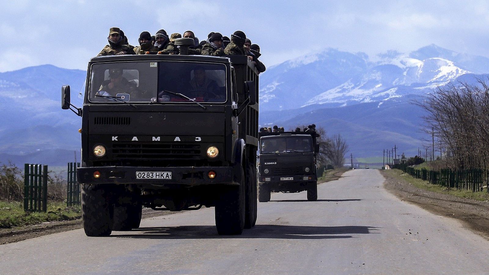 Transporte de voluntarios para sumarse a la milicia de Nagorno Karabak, enclave disputado entre Azerbaiyán y Armenia