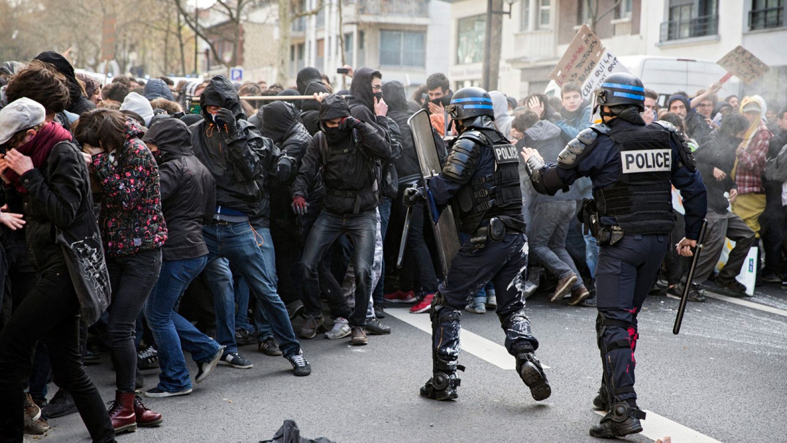 Manifestantes se enfrentan a la policía durante una protesta contra la reforma laboral