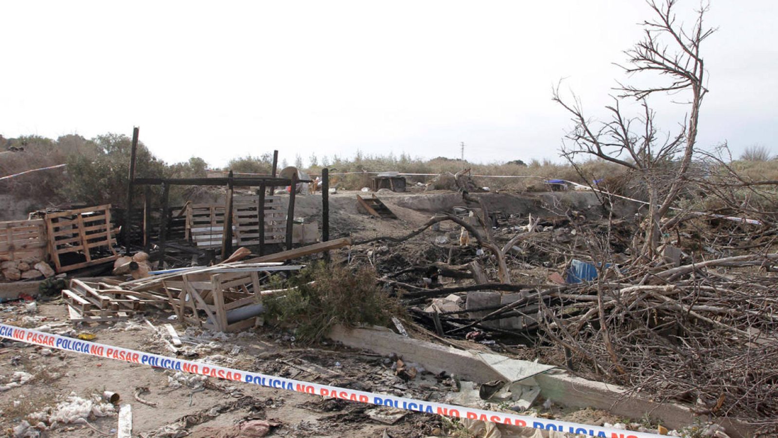 Restos de la chabola donde una mujer ha sufrido quemaduras graves provocadas presuntamente por su pareja.